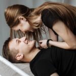Casal feliz na cama explorando a conexão e intimidade inspirados pelo Kama Sutra