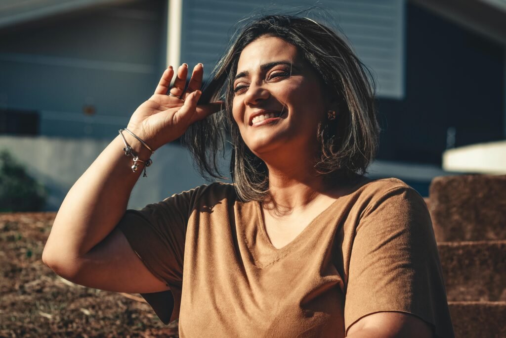 Mulher de meia idade sorrindo, representando bem-estar e alívio dos sintomas da menopausa com amora miura
