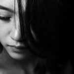 Mulher triste, refletindo os sinais e desafios de um relacionamento abusivo