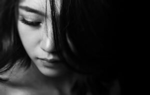 Mulher triste, refletindo os sinais e desafios de um relacionamento abusivo