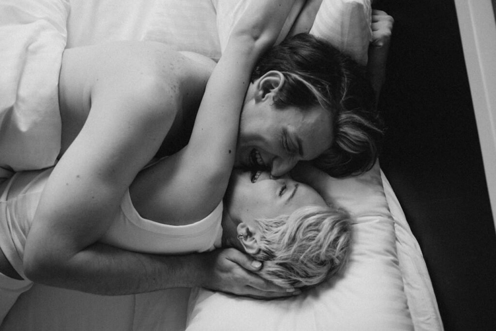 Casal feliz na cama após resolverem o problema de ejaculação precoce com dicas e terapias comprovadas tratamento de ejaculação precoce dicas e terapias comprovadas